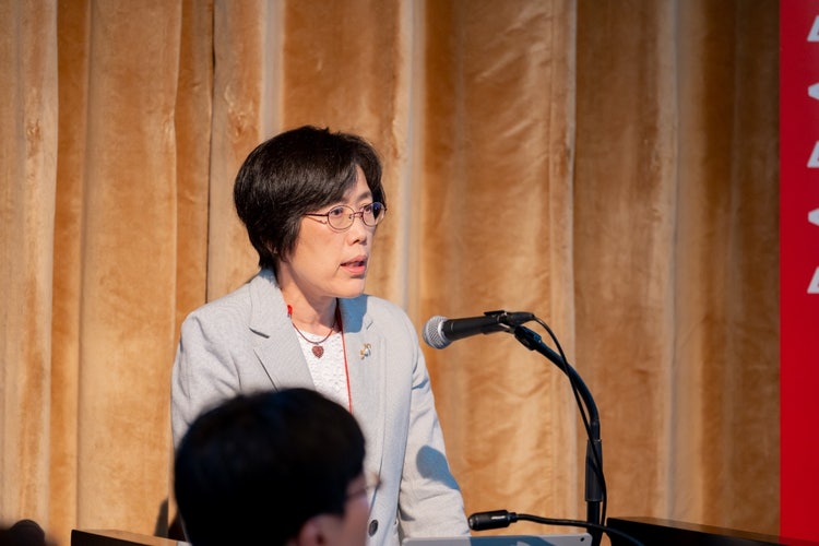 人, 屋内, 男, テーブル が含まれている画像 自動的に生成された説明