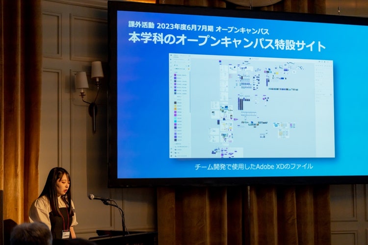 テレビ画面を見ている人たち 中程度の精度で自動的に生成された説明