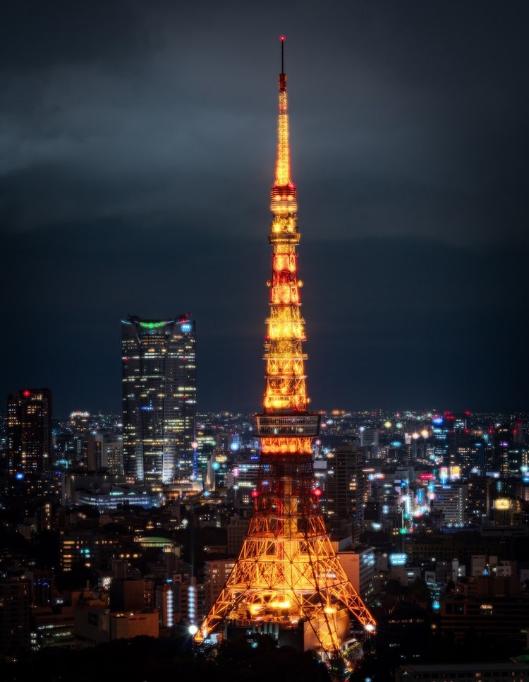 夜のタワー 自動的に生成された説明
