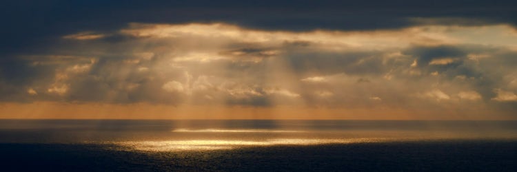 夕日と雲 自動的に生成された説明