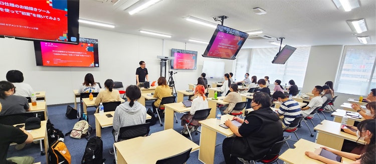 机に並んだ人々 中程度の精度で自動的に生成された説明