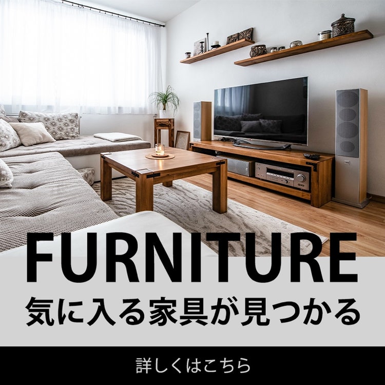 テーブルの上にテレビがあるリビングルーム 中程度の精度で自動的に生成された説明