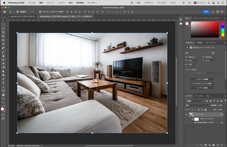 部屋に組み立てているテレビの画面のスクリーンショット 低い精度で自動的に生成された説明