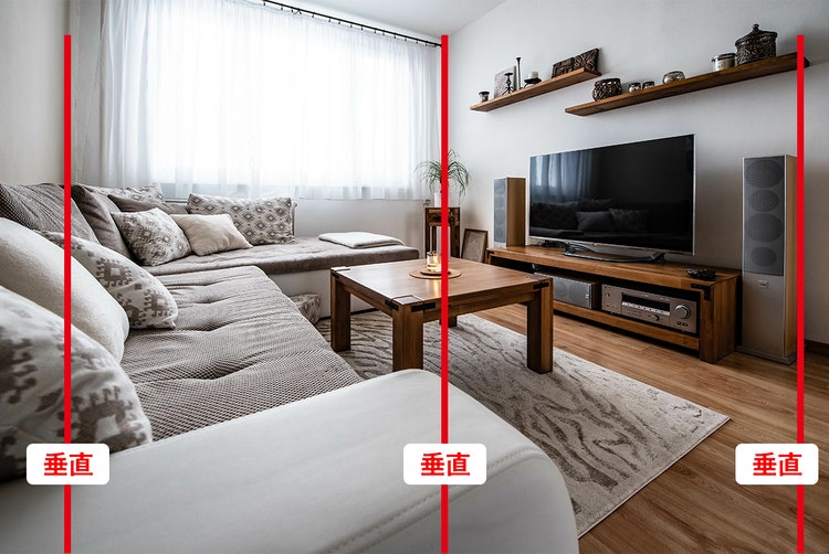 ベッドの上にテレビがあるリビングルーム 中程度の精度で自動的に生成された説明