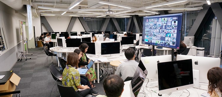 屋内, 人, 天井, 民衆 が含まれている画像 自動的に生成された説明