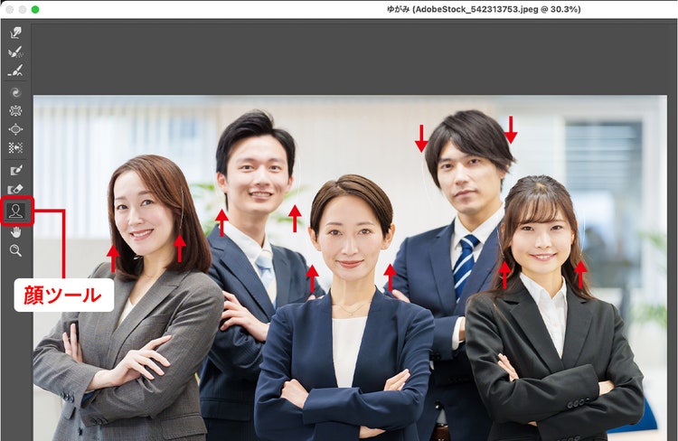 スーツを着た男性たちが並んでいる 中程度の精度で自動的に生成された説明