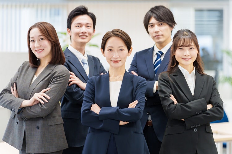 スーツを着た男性たちと女性 自動的に生成された説明