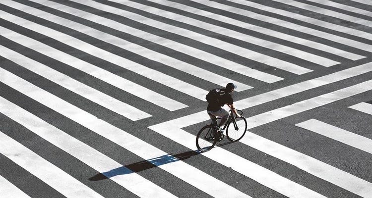 路上で自転車に乗る男性の画像。出典: Toni Shinobi.