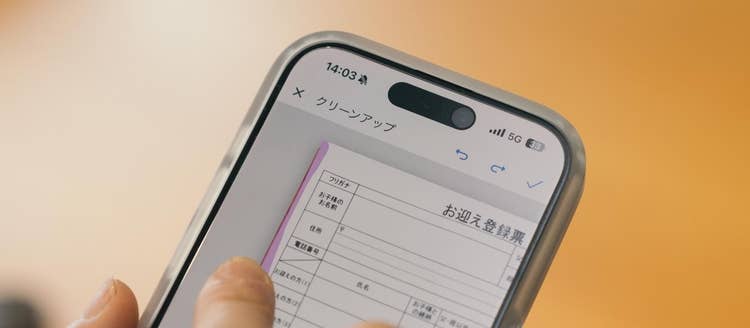 手に持った携帯電話 自動的に生成された説明