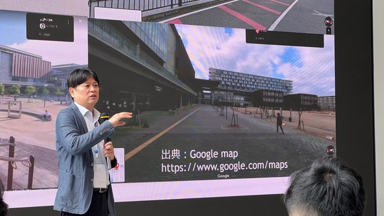 建物の前に立っている男性たち 低い精度で自動的に生成された説明