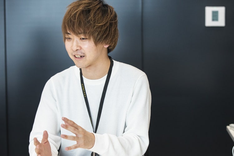 白いシャツを着た少年 自動的に生成された説明