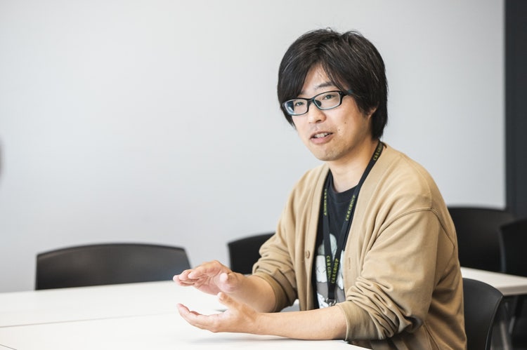 椅子に座っている女性 低い精度で自動的に生成された説明