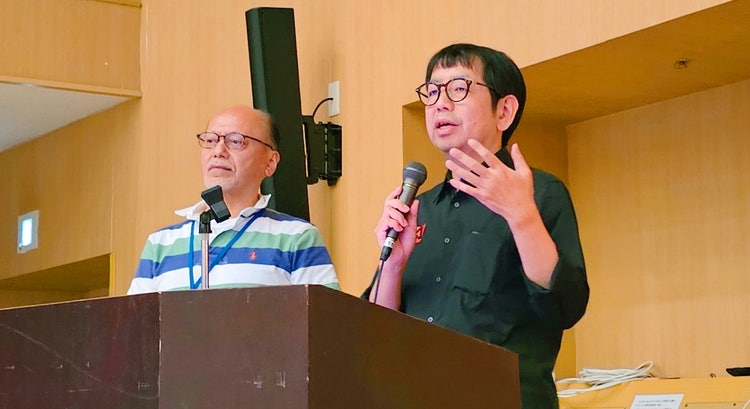 ワインを飲んでいる男性 低い精度で自動的に生成された説明