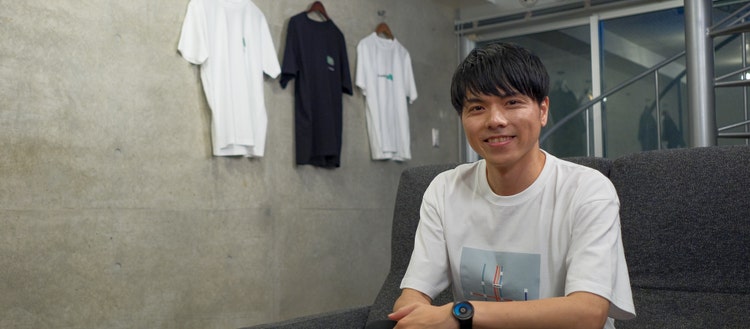 青いシャツを着ている男性 中程度の精度で自動的に生成された説明