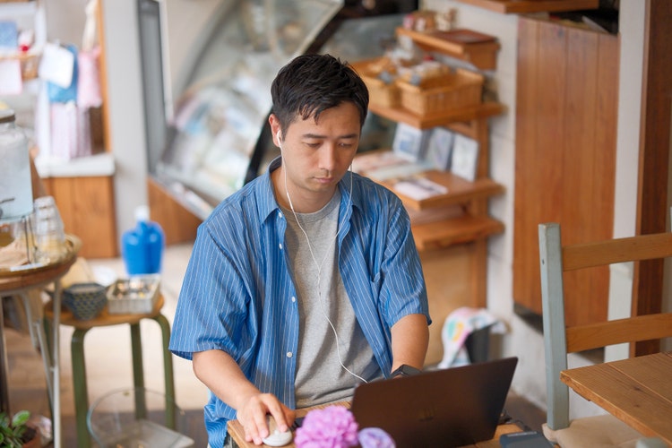 テーブルの上に座っている少年 低い精度で自動的に生成された説明