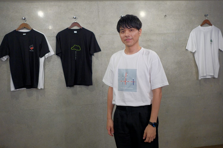 白いシャツを着ている男性たち 中程度の精度で自動的に生成された説明