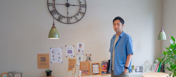 部屋の中に立っている男性 低い精度で自動的に生成された説明