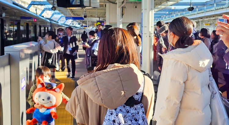 駅にいる人たち 自動的に生成された説明