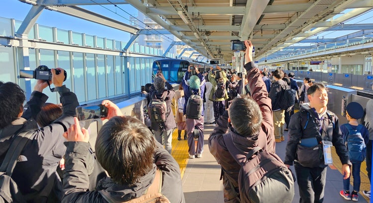 駅にいる人たち 自動的に生成された説明