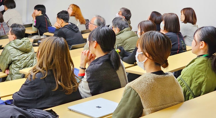 会議室に集まる人々 自動的に生成された説明