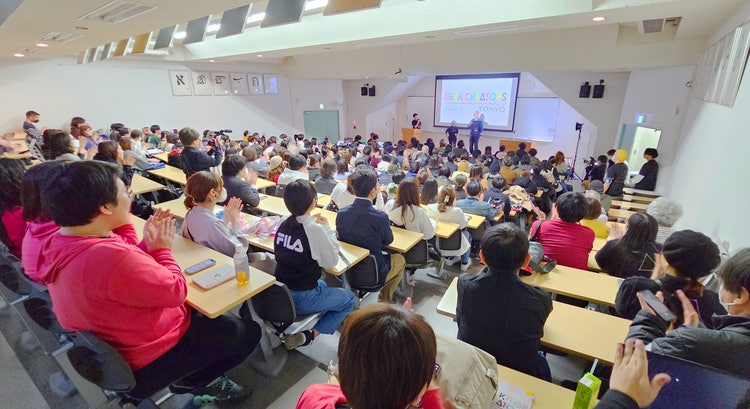 部屋に集まっている人々 中程度の精度で自動的に生成された説明