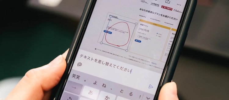 電子機器を持っている手 自動的に生成された説明