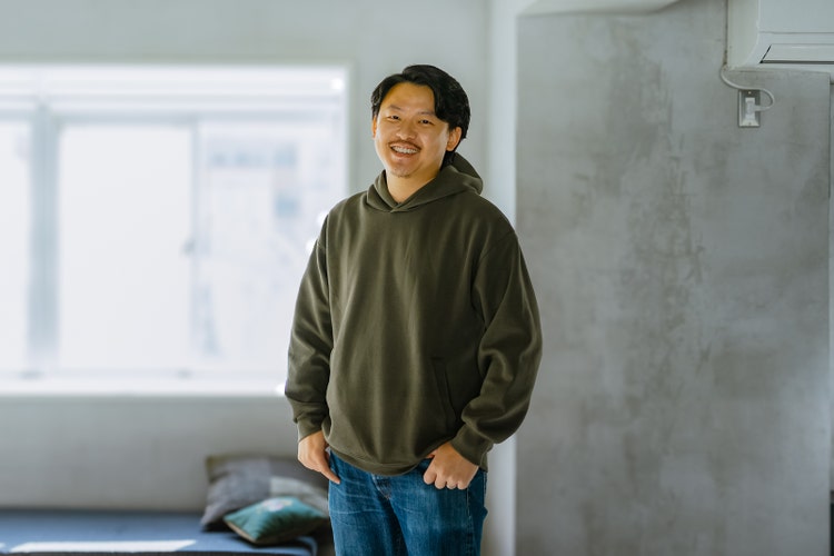 人, 屋内, 男, 立つ が含まれている画像 自動的に生成された説明