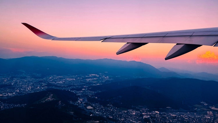 飛行機が空を飛んでいるcg 中程度の精度で自動的に生成された説明