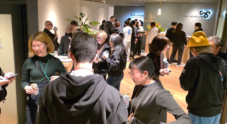 部屋の中にいる人々 AI によって生成されたコンテンツは間違っている可能性があります。