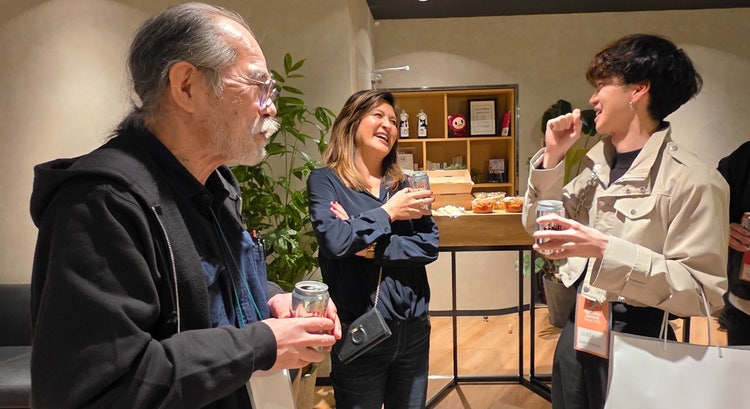 ワインを飲んでいる男性たち AI によって生成されたコンテンツは間違っている可能性があります。