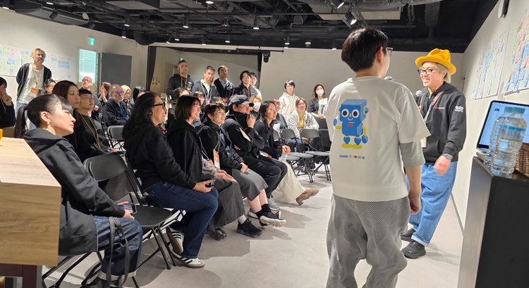 空港のターンテーブルの周りに集まっている人たち AI によって生成されたコンテンツは間違っている可能性があります。
