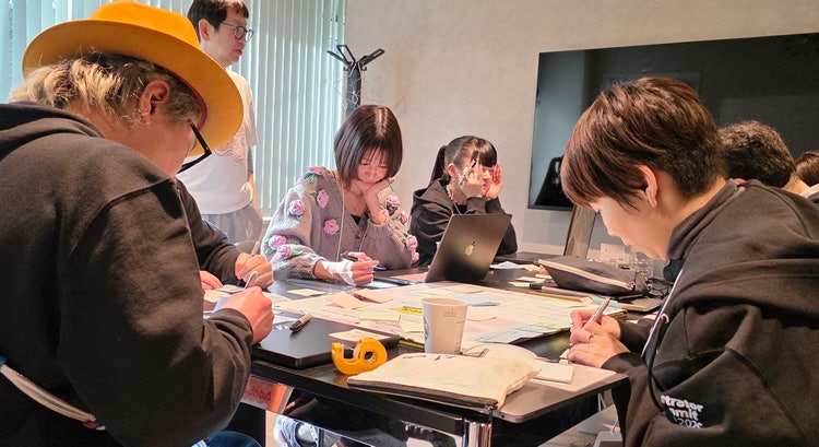 テーブルの周りに集まっている人たち AI によって生成されたコンテンツは間違っている可能性があります。