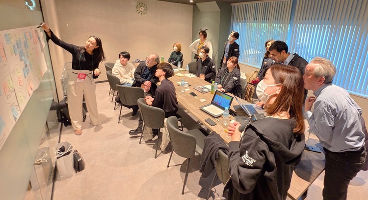 部屋に集まっている人たち AI によって生成されたコンテンツは間違っている可能性があります。