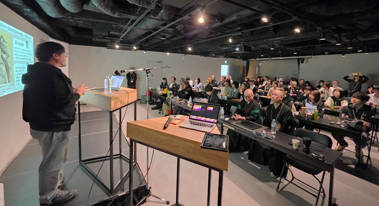 天井, 屋内, 人, 男 が含まれている画像 AI によって生成されたコンテンツは間違っている可能性があります。