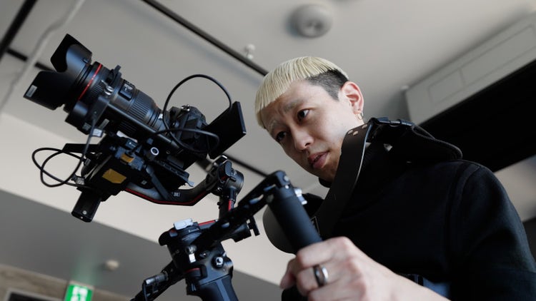 鏡に映った姿を撮影している男性 低い精度で自動的に生成された説明
