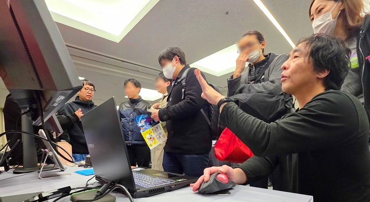 屋内, 人, コンピュータ, ノートパソコン が含まれている画像 AI によって生成されたコンテンツは間違っている可能性があります。