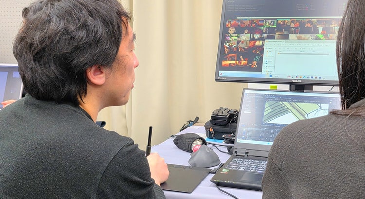 机の上のノートパソコンを見ている男性 AI によって生成されたコンテンツは間違っている可能性があります。