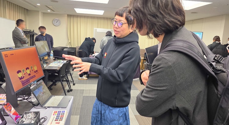 人, 屋内, 男, 民衆 が含まれている画像 AI によって生成されたコンテンツは間違っている可能性があります。