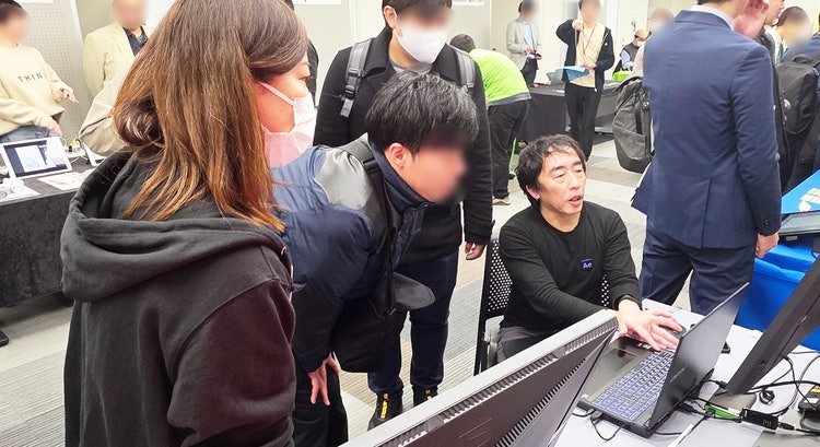 ノートパソコンを見ている人たち AI によって生成されたコンテンツは間違っている可能性があります。