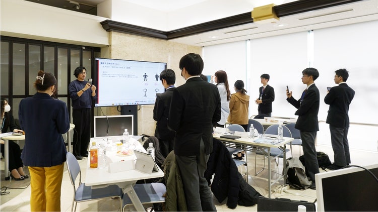 屋内, 天井, 人, 空港 が含まれている画像 AI によって生成されたコンテンツは間違っている可能性があります。