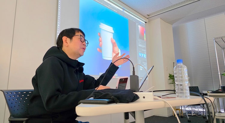 屋内, 人, コンピュータ, 男 が含まれている画像 AI によって生成されたコンテンツは間違っている可能性があります。