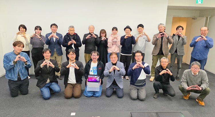 人, 道路, グループ, ポーズ が含まれている画像 AI によって生成されたコンテンツは間違っている可能性があります。