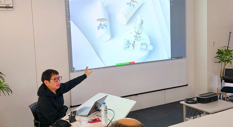 屋内, 人, テーブル, 部屋 が含まれている画像 AI によって生成されたコンテンツは間違っている可能性があります。