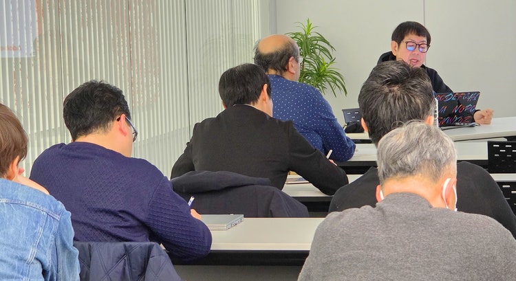 人, 男, 民衆, 屋内 が含まれている画像 AI によって生成されたコンテンツは間違っている可能性があります。