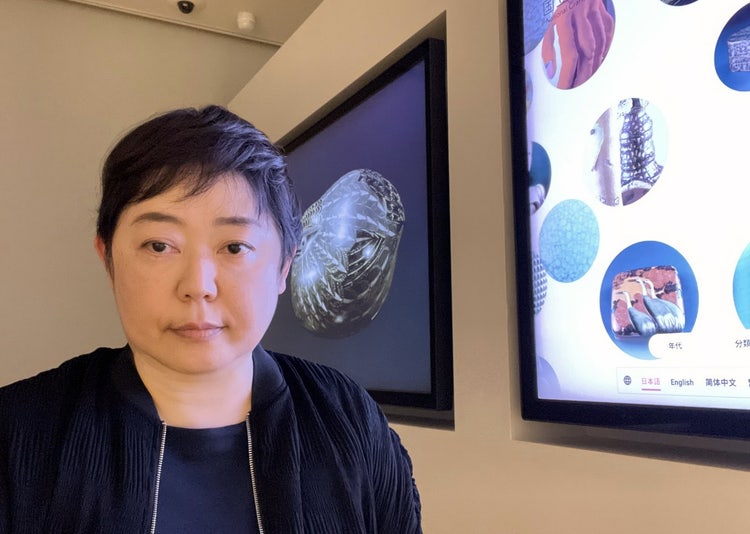 壁の前に立つ男性 AI によって生成されたコンテンツは間違っている可能性があります。