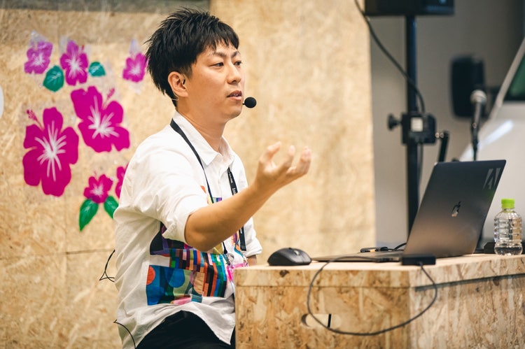 人, 屋内, 男, 若い が含まれている画像 AI 生成コンテンツは誤りを含む可能性があります。