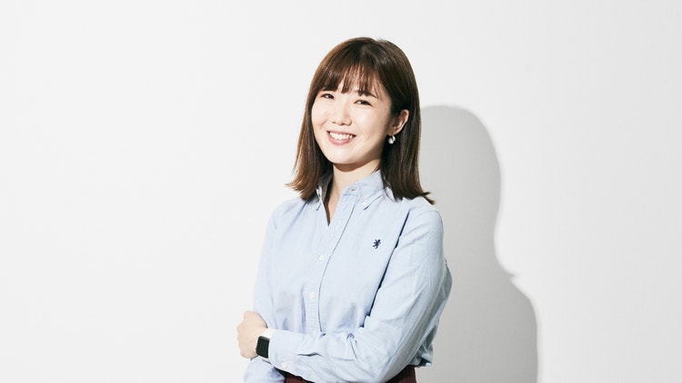 白いシャツを着ている女性 AI 生成コンテンツは誤りを含む可能性があります。