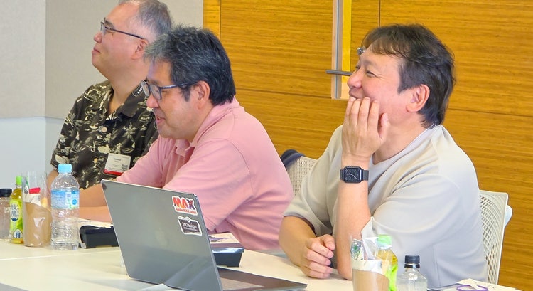 人, テーブル, 屋内, 座る が含まれている画像 AI 生成コンテンツは誤りを含む可能性があります。