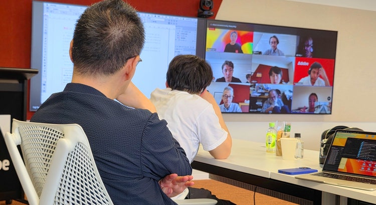 人, 屋内, 男, テーブル が含まれている画像 AI 生成コンテンツは誤りを含む可能性があります。