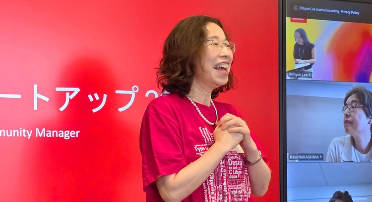 人, 屋内, 持つ, 立つ が含まれている画像 AI 生成コンテンツは誤りを含む可能性があります。